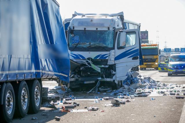 03 March 2026, North Rhine-Westphalia, Cologne: Damaged trucks are parked at the scene of the accident on the A1. Three people were injured in an accident involving several trucks and cars just before the Cologne-Loevenich tunnel. Photo: Thomas Banneyer/dpa