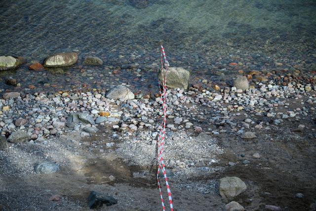 03 March 2026, Schleswig-Holstein, Brodten: Barriers on the shore of the Baltic Sea near the edge of the Brodten cliff. Photo: Jonas Walzberg/dpa