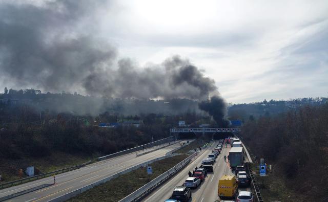03 March 2026, Baden-Wuerttemberg, Leonberg: A column of smoke can be seen above the entrance to the Engelberg Tunnel near Leonberg on the A81. Photo: Karsten Schmalz/dpa