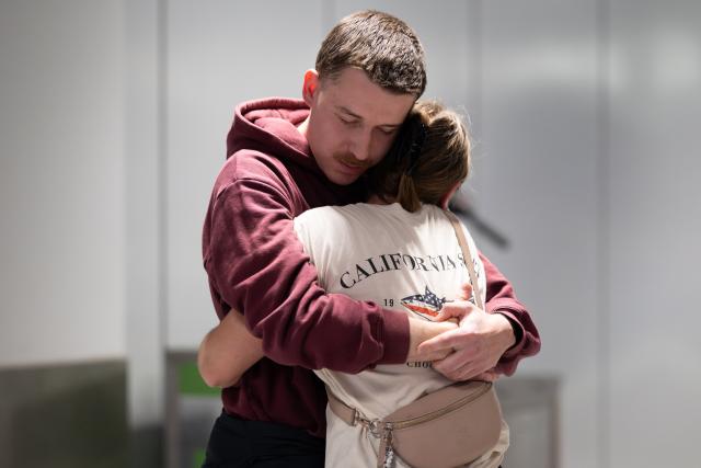 03 March 2026, Hesse, Frankfurt/M.: A couple embraces after landing at Frankfurt Airport. Tens of thousands of tourists remain stranded in the Gulf states following the outbreak of war in Iran. Photo: Florian Wiegand/dpa