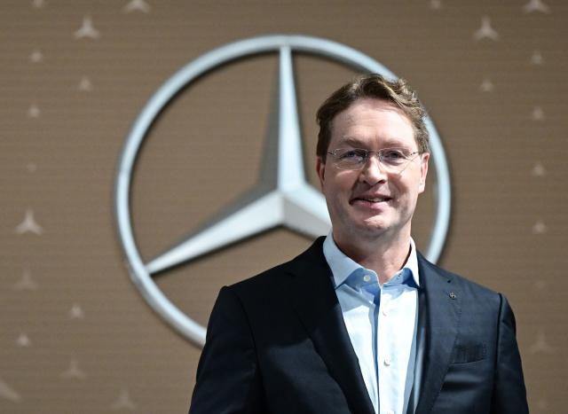 FILED - 12 February 2026, Baden-Württemberg, Sindelfingen: Ola Kaellenius, Chairman of the Board of Management of Mercedes-Benz Group AG, stands in front of a Mercedes-Benz brand logo before the balance sheet press conference. Photo: Bernd Weißbrod/dpa