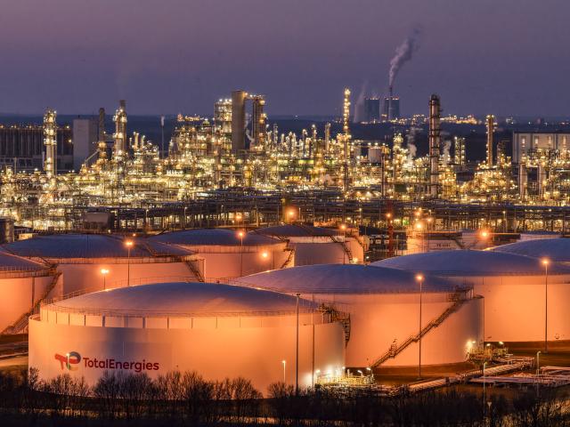 03 March 2026, Saxony-Anhalt, Leuna: A view of the illuminated facilities of the Total Energies refinery in the Leuna Chemical Park (Schkopau power plant in the background). The Leuna refinery is a complex crude oil refinery with conversion plants for the production of fuels and petrochemical precursors and is one of the most important petroleum processing sites in Germany. Photo: Jan Woitas/dpa