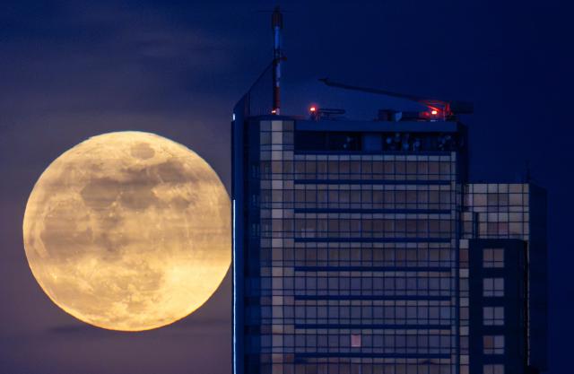 03 March 2026, Hesse, Frankfurt/Main: The full moon rises over Offenbach. Photo: Boris Roessler/dpa