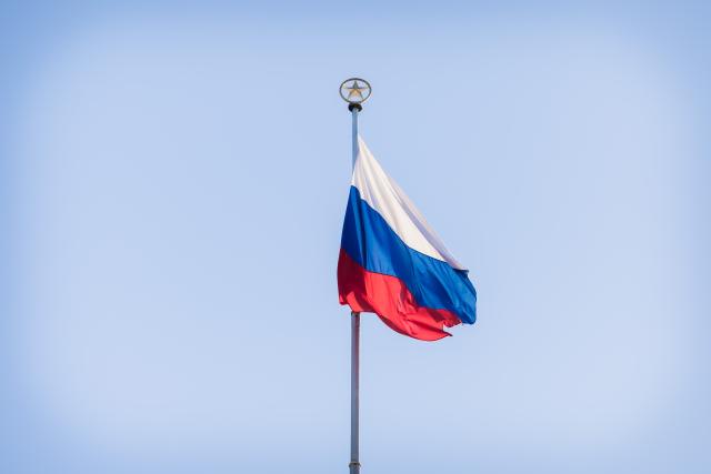 FILED - 21 January 2026, Berlin: The flag on the embassy of the Russian Federation in Berlin. Photo: Christoph Soeder/dpa