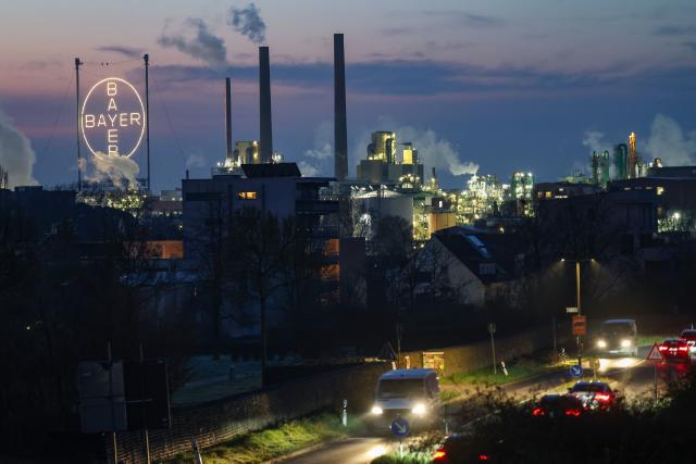 04 March 2026, North Rhine-Westphalia, Leverkusen: The Bayer Group's cross lights up on the factory premises in Leverkusen as the company presents its financial figures for the 2025 fiscal year. Photo: Oliver Berg/dpa