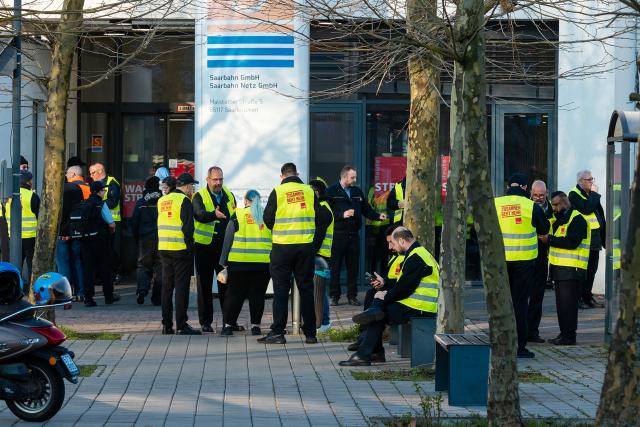 04 March 2026, Saarland, Saarbruecken: Saarbahn GmbH employees don yellow strike vests on the company premises. Following the collapse of the third round of negotiations in the public transport sector, Verdi once again calls for warning strikes across Saarland. Photo: Laszlo Pinter/dpa