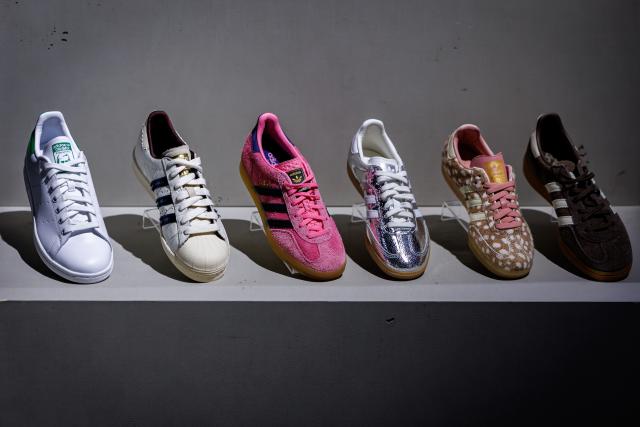04 March 2026, Bavaria, Herzogenaurach: Shoes from sportswear manufacturer Adidas AG are showcased at the edge of the company's annual results press conference. Photo: Daniel Karmann/dpa