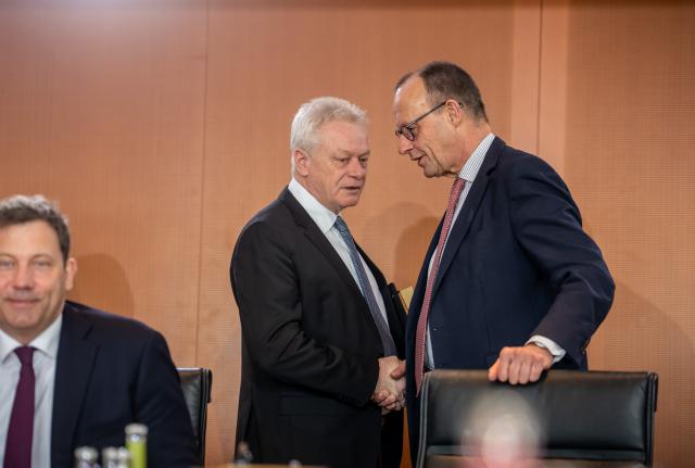 04 March 2026, Berlin: German Chancellor Friedrich Merz (R) talks with Alois Rainer (C), German Minister of Food, Agriculture, and Home Affairs, next to Lars Klingbeil, Federal Minister of Finance, before the start of the German Cabinet meeting at the Federal Chancellery. Photo: Michael Kappeler/dpa