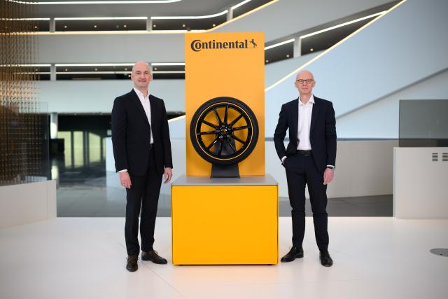 04 March 2026, Lower Saxony, Hanover: Christian Koetz (L), Chief Executive Officer of Continental AG, and Roland Welzbacher, Chief Financial Officer, pose for a photo at Continental headquarters as the company releases its preliminary results for fiscal year 2025 and outlines its outlook for the current fiscal year. Photo: Julian Stratenschulte/dpa