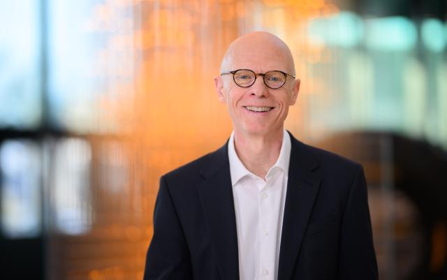 04 March 2026, Lower Saxony, Hanover: Roland Welzbacher, Chief Financial Officer, poses for a photo at Continental headquarters as the company releases its preliminary results for fiscal year 2025 and outlines its outlook for the current fiscal year. Photo: Julian Stratenschulte/dpa