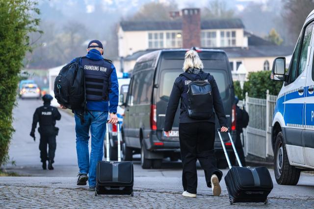 04 March 2026, Lower Saxony, Iserlohn: Police forces search several properties, believed to include a car dealership and two villas. Photo: Alex Talash/dpa