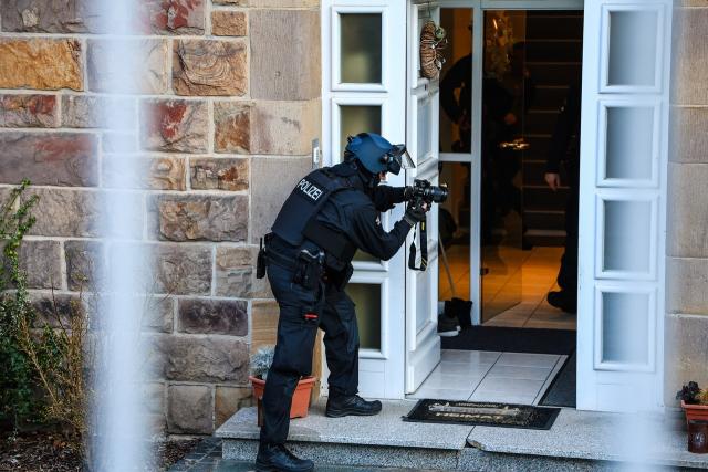 04 March 2026, Lower Saxony, Iserlohn: Police forces search several properties, believed to include a car dealership and two villas. Photo: Alex Talash/dpa