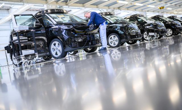 PRODUCTION - 04 March 2026, Lower Saxony, Hanover: An employee works on a self-driving ID Buzz AD (Autonomous Driving) electric van at the Volkswagen Commercial Vehicles plant. The first VW bus was manufactured in Hanover on March 8, 1956. At a media workshop to mark its 70th anniversary, Volkswagen is providing an insight into its main plant. Photo: Julian Stratenschulte/dpa