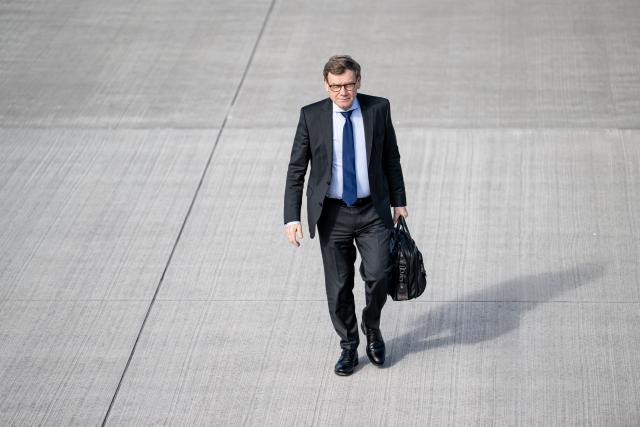 04 March 2026, Brandenburg, Schoenefeld: German Foreign Minister Johann Wadephul boards a German Air Force Airbus A319 at the military section of Berlin Brandenburg Airport (BER) as he departs for an informal meeting of the Baltic Sea Council. The gathering of foreign ministers from democratic nations bordering the Baltic Sea is set to focus on the situation in Ukraine, security in the Baltic Sea region, and hybrid threats posed by Russia. Photo: Fabian Sommer/dpa