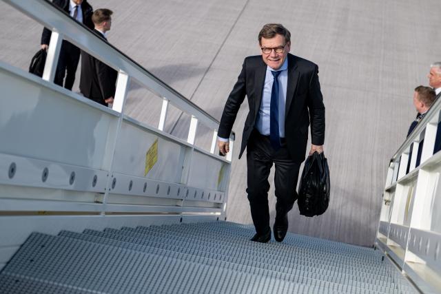 04 March 2026, Brandenburg, Schoenefeld: German Foreign Minister Johann Wadephul boards a German Air Force Airbus A319 at the military section of Berlin Brandenburg Airport (BER) as he departs for an informal meeting of the Baltic Sea Council. The gathering of foreign ministers from democratic nations bordering the Baltic Sea is set to focus on the situation in Ukraine, security in the Baltic Sea region, and hybrid threats posed by Russia. Photo: Fabian Sommer/dpa