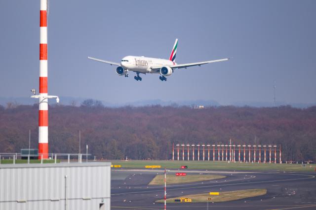04 March 2026, North Rhine-Westphalia, Duesseldorf: A Boeing 777 belonging to Emirates airline from Dubai lands at Duesseldorf Airport. Tens of thousands of tourists remain stranded in the Gulf states following the outbreak of war in Iran. Photo: Christoph Reichwein/dpa