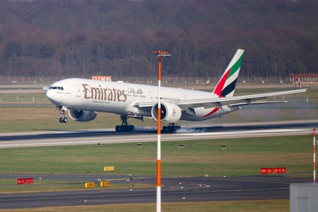 04 March 2026, North Rhine-Westphalia, Duesseldorf: A Boeing 777 belonging to Emirates airline from Dubai lands at Duesseldorf Airport. Tens of thousands of tourists remain stranded in the Gulf states following the outbreak of war in Iran. Photo: Christoph Reichwein/dpa