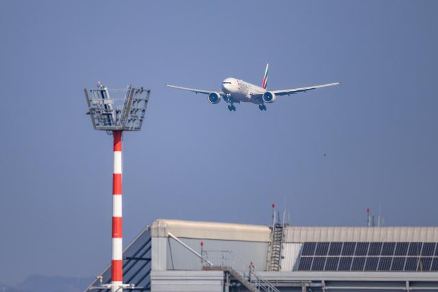 04 March 2026, North Rhine-Westphalia, Duesseldorf: A Boeing 777 belonging to Emirates airline from Dubai lands at Duesseldorf Airport. Tens of thousands of tourists remain stranded in the Gulf states following the outbreak of war in Iran. Photo: Christoph Reichwein/dpa