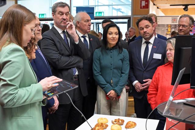 04 March 2026, Bavaria, Munich: Minister President of Bavaria Markus Soeder (4th L) and German Minister for Economic Affairs and Energy Katherina Reiche (C) take part in a tour after the opening of the International Craft Fair. Photo: Malin Wunderlich/dpa