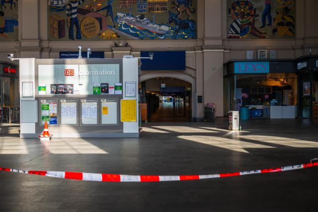 04 March 2026, Bremen: Barrier tape can be seen at Bremen Central Station after a bomb threat. Photo: Sina Schuldt/dpa