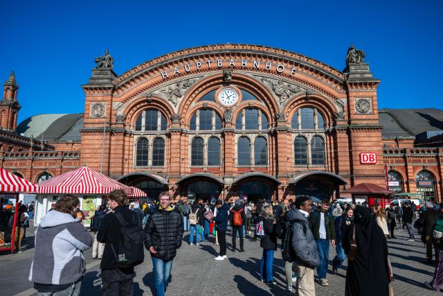 04 March 2026, Bremen: People stand in front of the closed Bremen Central Station after a bomb threat. Photo: Sina Schuldt/dpa