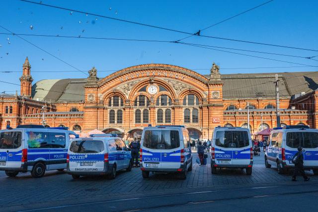 04 March 2026, Bremen: Police forces cordon off Bremen Central Station after a bomb threat. Photo: Sina Schuldt/dpa