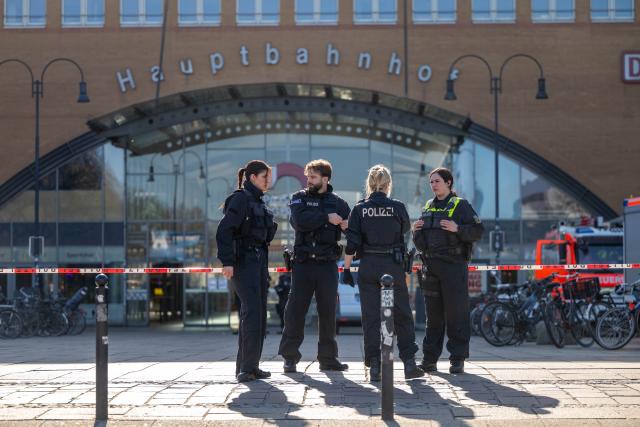 04 March 2026, Bremen: Police forces cordon off Bremen Central Station after a bomb threat. Photo: Sina Schuldt/dpa