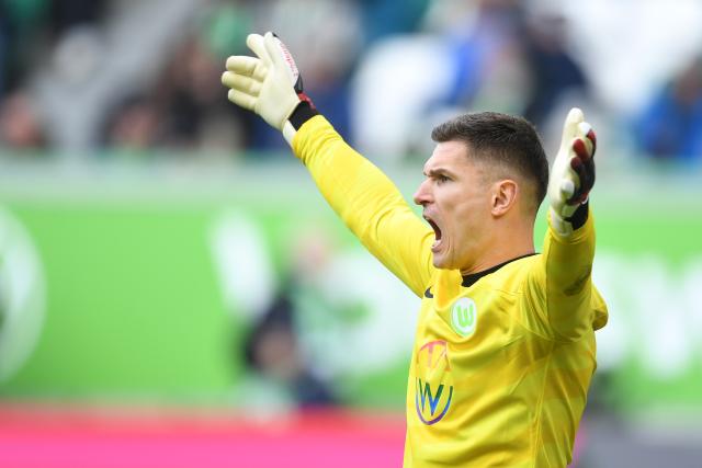FILED - 16 March 2024, Wolfsburg: Wolfsburgs goalkeeper Pavao Pervan reacts during the German Bundesliga soccer match between VfL Wolfsburg and FC Augsburg at the Volkswagen Arena. Wolfsburg, the seventeenth and second-to-last club in the German Bundesliga, announced the renewal of the contract of its Austrian goalkeeper, Paavo Perfan, to continue with the team for an additional season. Photo: Swen Pförtner/dpa - IMPORTANT NOTICE: DFL and DFB regulations prohibit any use of photographs as image sequences and/or quasi-video.