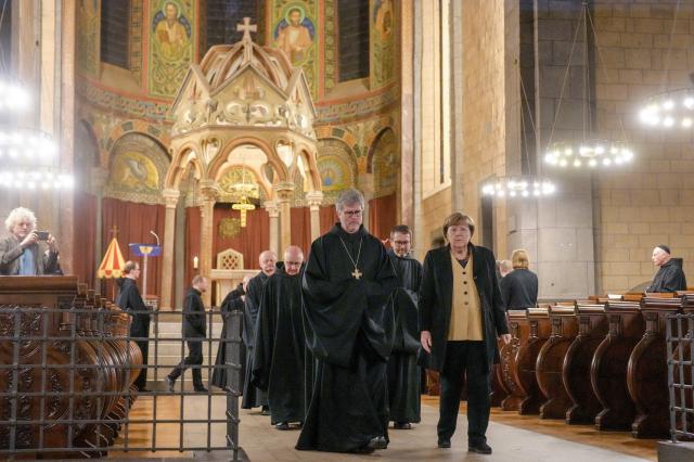 04 March 2026, Rhineland-Palatinate, Glees: Former German Chancellor Angela Merkel leaves the Maria Laach Abbey Monastery with Abbot Mauritius Wilde, after the 3rd Lenten Sermon 2026. Photo: Thomas Frey/dpa
