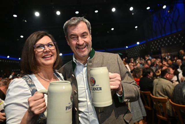 04 March 2026, Bavaria, Munich: Ilse Aigner (L), President of the Bavarian State Parliament and Markus Soeder, Minister President of Bavaria, hold beer mugs at the tapping of a strong beer at the Paulaner brewery on Nockherberg. Photo: Peter Kneffel/dpa