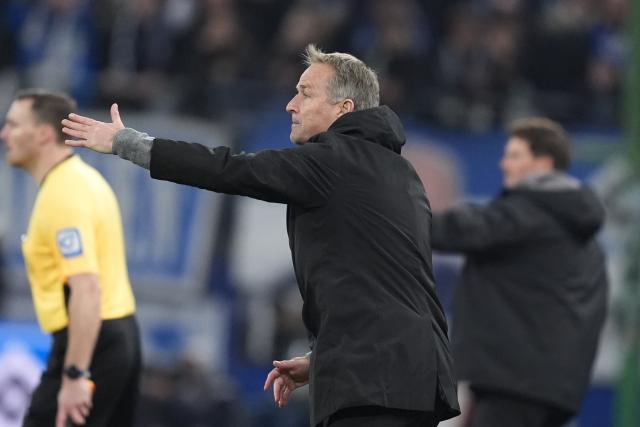 04 March 2026, Hamburg: Bayer Leverkusen coach Kasper Hjulmand gestures on the touchline during the German Bundesliga soccer match between Hamburger SV and Bayer Leverkusen at the Volksparkstadion. Photo: Marcus Brandt/dpa - IMPORTANT NOTICE: DFL and DFB regulations prohibit any use of photographs as image sequences and/or quasi-video.