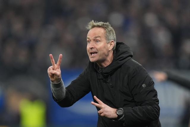 04 March 2026, Hamburg: Bayer Leverkusen coach Kasper Hjulmand gestures on the touchline during the German Bundesliga soccer match between Hamburger SV and Bayer Leverkusen at the Volksparkstadion. Photo: Marcus Brandt/dpa - IMPORTANT NOTICE: DFL and DFB regulations prohibit any use of photographs as image sequences and/or quasi-video.