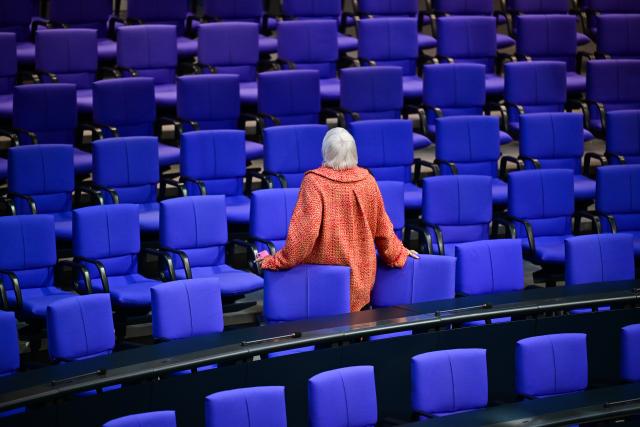 05 March 2026, Berlin: Member of the German Bundestag Claudia Roth speaks to young visitors before the 62nd session of the German Bundestag. Photo: Sebastian Christoph Gollnow/dpa
