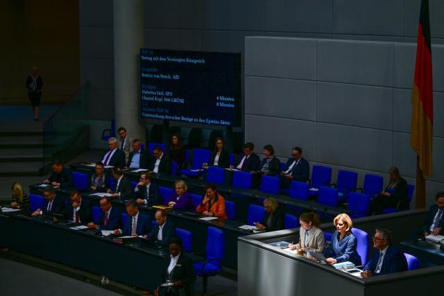 05 March 2026, Berlin: Bundestag President Julia Kloeckner (2nd R) sits in a ray of sunshine during the 62nd session of the German Bundestag. Photo: Sebastian Christoph Gollnow/dpa