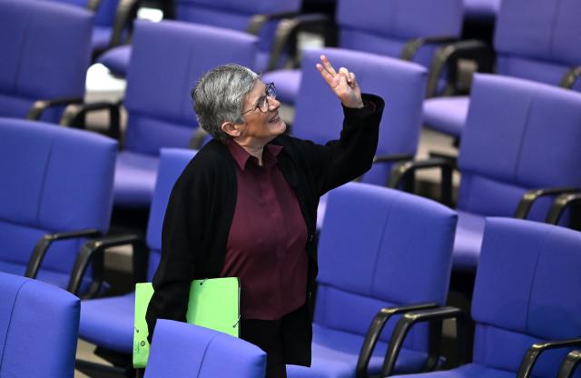 05 March 2026, Berlin: Parliamentary party leader of Alliance 90/The Greens Britta Hasselmann welcomes people to the visitors' gallery before the 62nd session of the German Bundestag. Photo: Elisa Schu/dpa