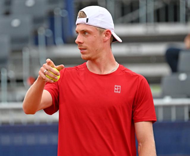 FILED - 15 April 2025, Bavaria, Munich: Canadian tennis player Denis Shapovalov reacts during his men's singles round of 32 tennis match against Germany's Diego Dedura-Palomero at the Bavarian International Tennis Championships in Munich. Photo: Magdalena Henkel/dpa