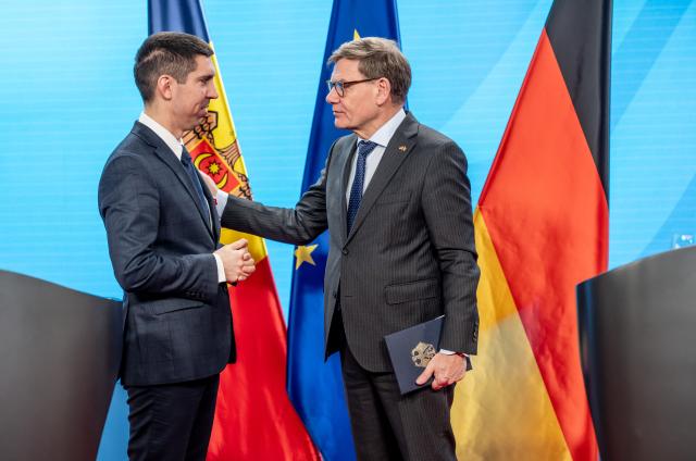 05 March 2026, Berlin: German Foreign Minister Johann Wadephul (R) arrives for a press conference with his Moldovan counterpart Mihail Popsoi after their meeting at the Foreign Office. Photo: Michael Kappeler/dpa