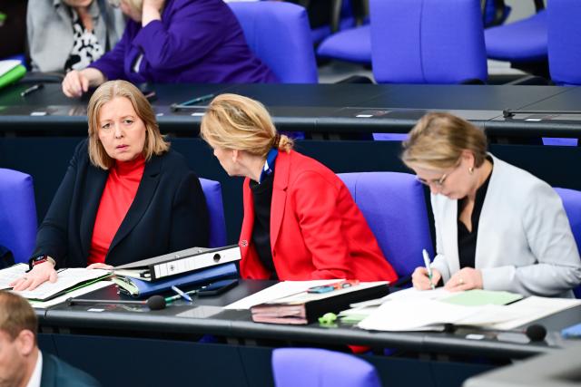 05 March 2026, Berlin: Baerbel Bas (L-R), German Minister of Labor and Social Affairs, speaks with Karin Prien, German Minister of Education, Family Affairs, Senior Citizens, Women and Youth, shortly before the 62nd session of the German Bundestag on the restructuring of basic income support (SGB II). Sitting next to them is Stefanie Hubig (SPD), Federal Minister of Justice and Consumer Protection. Photo: Sebastian Christoph Gollnow/dpa