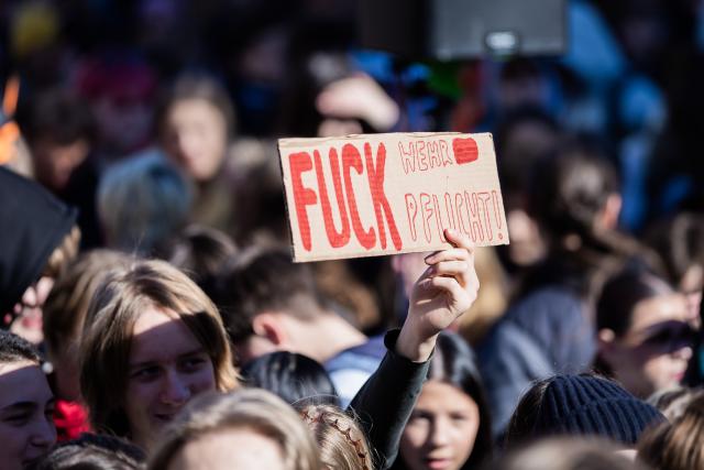 05 March 2026, Berlin: "Fuck conscription!" is written on a sign during a demonstration for the nationwide school strike against compulsory military service at Potsdamer Platz. On December 5, 2025, schoolchildren in many cities demonstrated against the German government's plans for compulsory military service. The law for the new military service came into force on January 1. Photo: Christoph Soeder/dpa