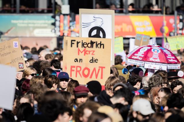 05 March 2026, Berlin: Participants in a demonstration for the nationwide school strike against compulsory military service gather with signs on Potsdamer Platz. On December 5, 2025, schoolchildren in many cities had already demonstrated against the German government's plans for military service. The law for the new military service came into force on January 1. Photo: Christoph Soeder/dpa