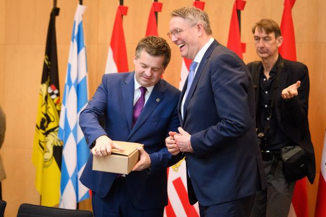 05 March 2026, Berlin: Minister-President of Rhineland-Palatinate and acting MPK Chairman Alexander Schweitzer (R) welcomes Minister-President of Saxony-Anhalt Sven Schulze at the start of the Conference of State Governors (MPK) in the Bundesrat. Photo: Bernd von Jutrczenka/dpa