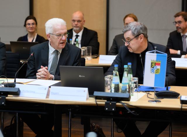 05 March 2026, Berlin: Minister-President of Baden-Wuerttemberg Winfried Kretschmann (R) and Minister-President of Bavaria Markus Soeder speak at the start of the Conference of State Governors (MPK) in the Bundesrat. Photo: Bernd von Jutrczenka/dpa