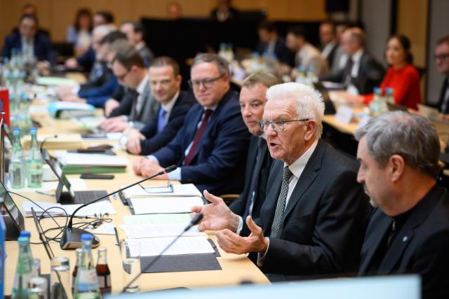 05 March 2026, Berlin: Minister-President of Baden-Wuerttemberg Winfried Kretschmann (2nd R) and Minister-President of Bavaria Markus Soeder speak at the start of the Conference of State Governors (MPK) in the Bundesrat. Photo: Bernd von Jutrczenka/dpa