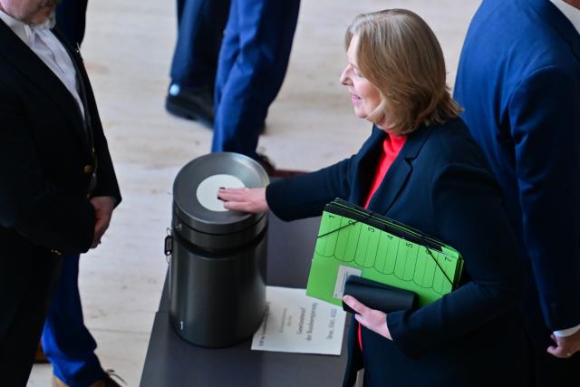 05 March 2026, Berlin: German Minister of Labor and Social Affairs Barbel Bas casts her vote during the 62nd session of the German Bundestag on the reform of basic social security (SGB II). Photo: Sebastian Christoph Gollnow/dpa