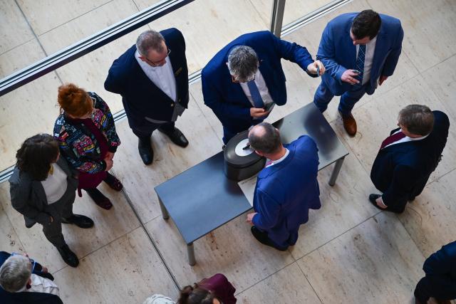 05 March 2026, Berlin: German Chancellor Friedrich Merz casts his vote during the 62nd session of the German Bundestag on the reform of basic social security (SGB II). Photo: Sebastian Christoph Gollnow/dpa