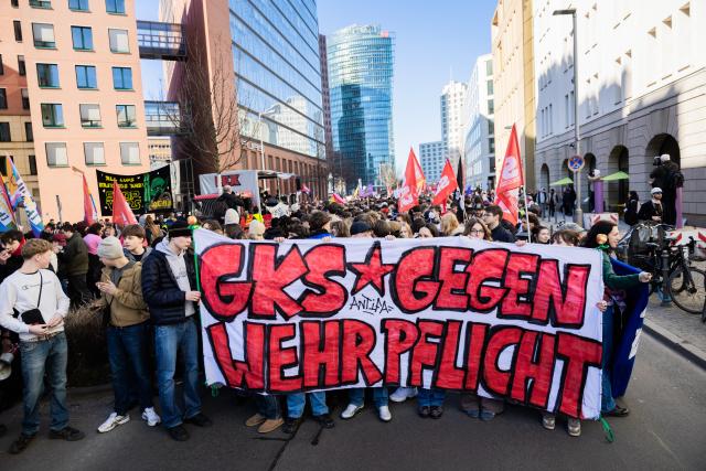 05 March 2026, Berlin: Participants from Gottfried Keller High School hold up a banner says "GKS against military duty" during a demonstration, as part of a nationwide school strike against compulsory military service. Photo: Christoph Soeder/dpa