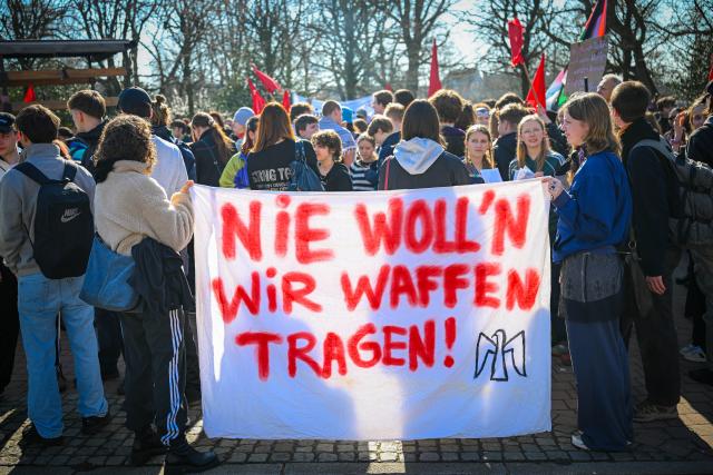 05 March 2026, Bremen: Participants hold a banner during a demonstration, as part of a nationwide school strike against compulsory military service. Photo: Sina Schuldt/dpa