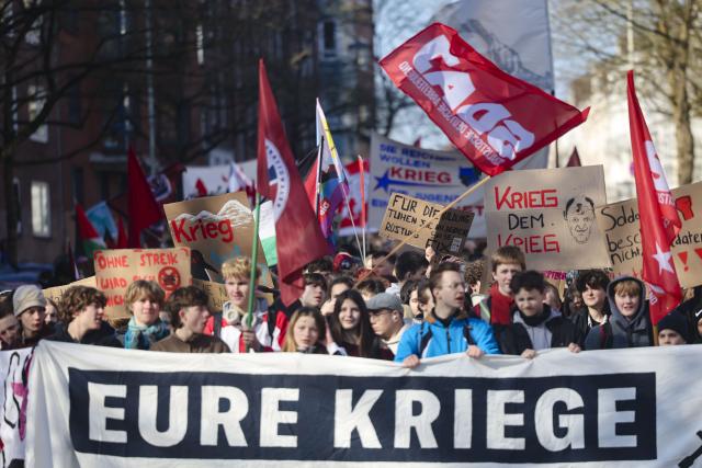 05 March 2026, Schleswig-Holstein, Kiel: Participants march through the city center during a demonstration, as part of a nationwide school strike against compulsory military service. Photo: Frank Molter/dpa