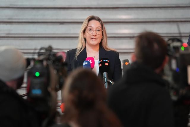 05 March 2026, Hamburg: Hanseatic Higher Regional Court spokeswoman Marayke Frantzen speaks to media representatives in the entrance hall of the Hanseatic Higher Regional Court, ahead of the trial of the right-wing extremist terrorist group "Letzte Verteidigungswelle" (Last Wave of Defense). Photo: Marcus Brandt/dpa