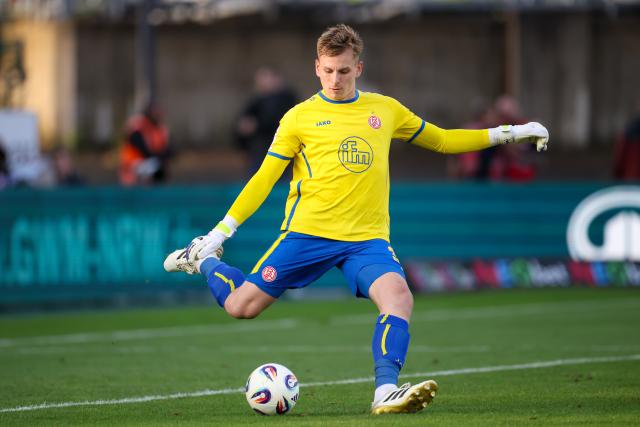 FILED - 01 August 2025, Essen: Essen goalkeeper Felix Wienand in action during the German 3. Liga soccer match between Rot-Weiss Essen and TSV 1860 Munich at the Hafenstrasse Stadium. Photo: Christoph Reichwein/dpa